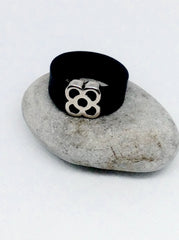 Anillo de cuero ancho y flor panot