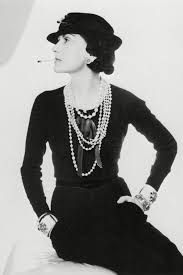 Imagen de Coco Chanel con collares de perlas