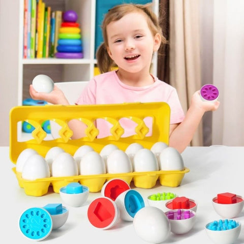 Caixa de Ovos Mágicos, Brinquedo Montessori, Brinquedo Pedagógico. Criança segurando brincando.