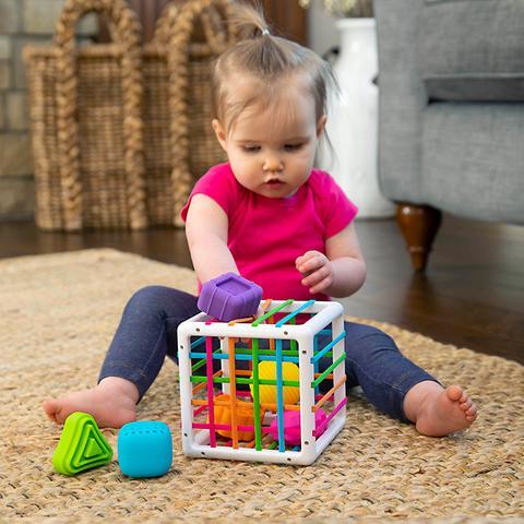 Bebê brincando com Cubo BabyMágico™  Brinquedo Sensorial Educacional