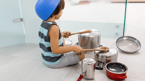 Kid playing music with utensils