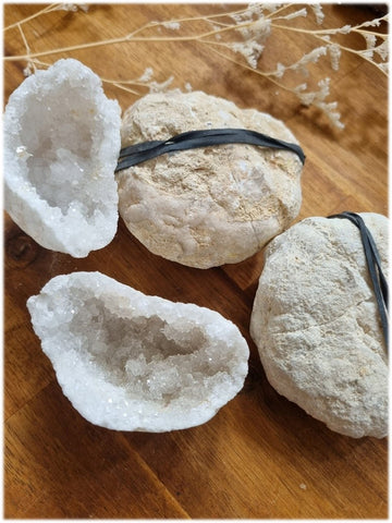 Cracked geodes and closed geodes