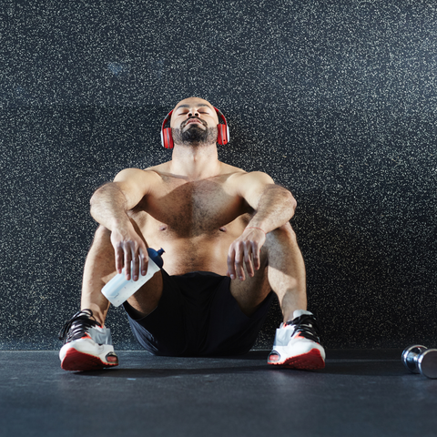 Homme après training assis par terre