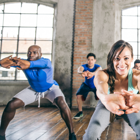 Homms et femmes faisant du fitness en salle