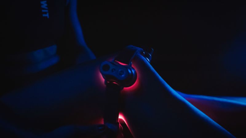 Woman using red light therapy on her knee