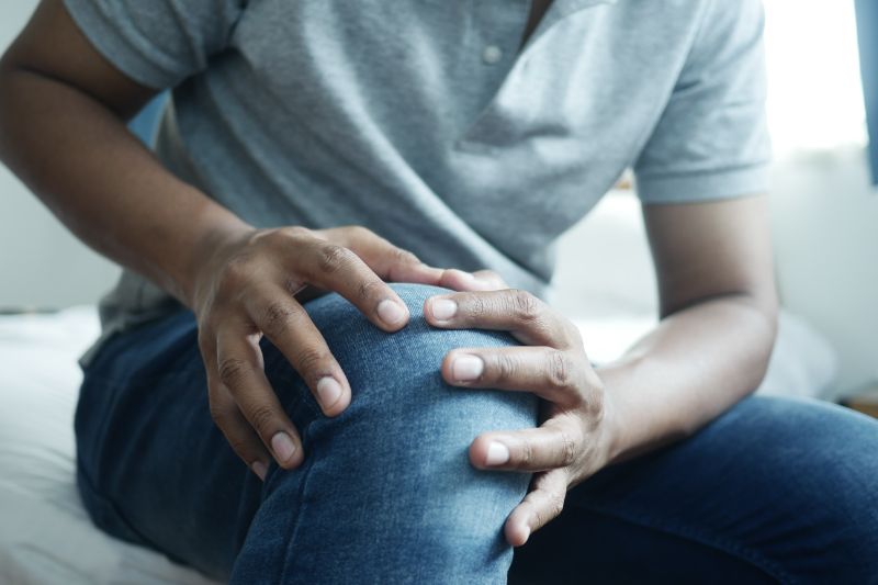 Man holding meniscus tear