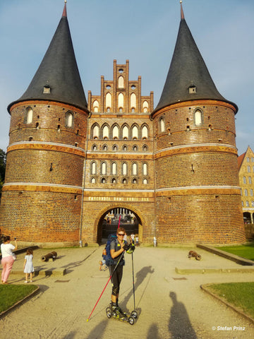 Mit Rollski am Holsten Tor in Lübeck