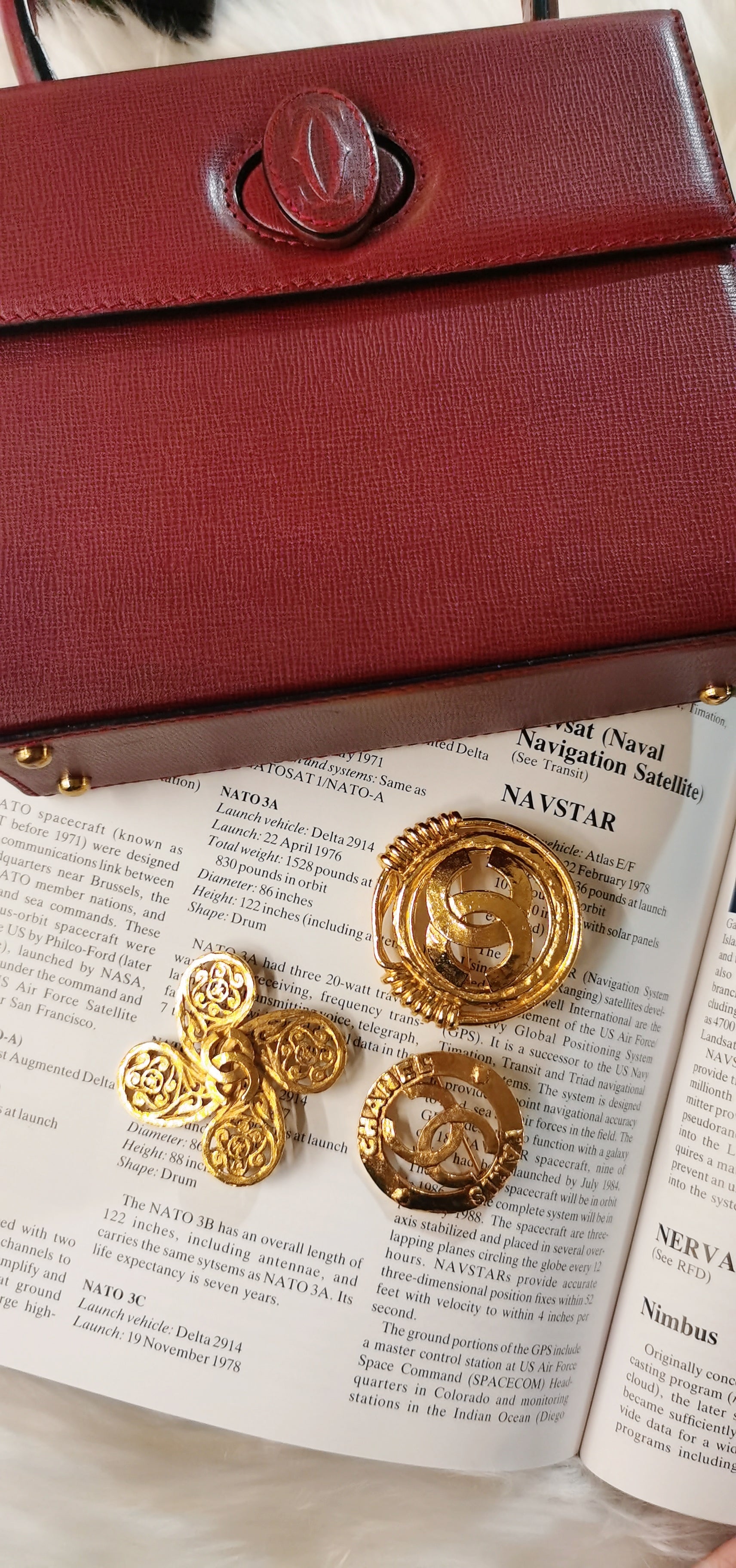 Pre-loved Chanel Vintage Glod Plated Pin and Brooch