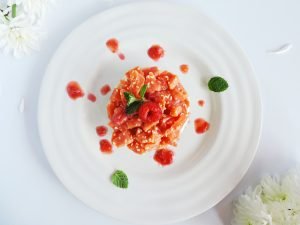 Tartare di salmone, zucchine, philadelphia e dressing al lampone