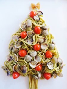 Albero di spaghetti con vongole, pesto e pomodorini