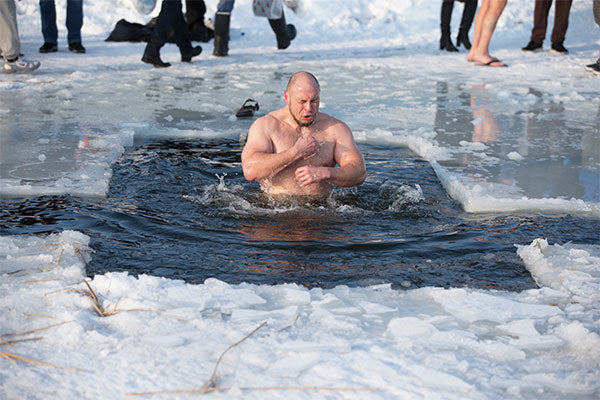 cold-water-therapy-ice-hole-swimming