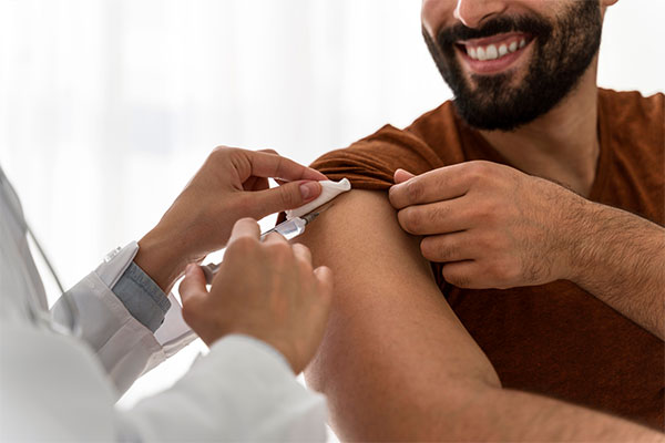 common-cold-and-flu-symptoms-man-getting-flu-vaccine