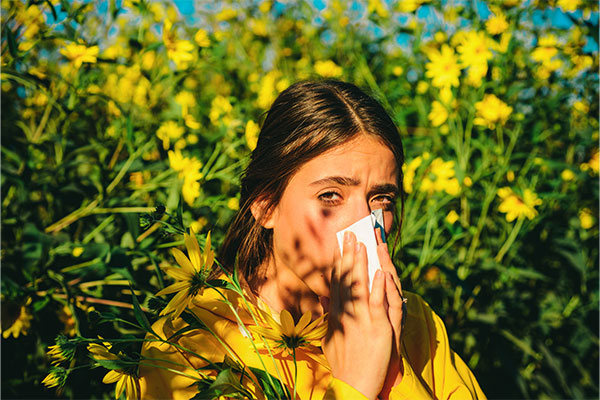 hayfever-and-allergy-symptoms-herbal-hayfever-relief-hayfever-help-hayfever-symptoms-fever-women-having-fever-and-sneezing