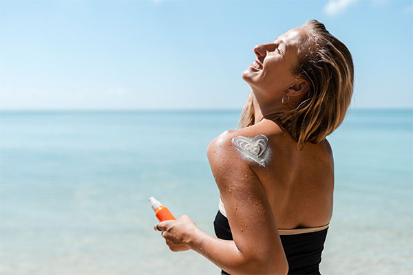 woman-enjoying-their-sunny-holiday-sunscreen-sunburn-treatment-treat-sunburn-how-to-treat-sunburn