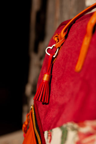 Canvas Rucksack im Vintage Style aus rotem Canvas, Rosen Gobelin Leinen und cognacfarbenem Leder.Vintage Rucksack Unikat handmade von der JZ Ledermanufaktur