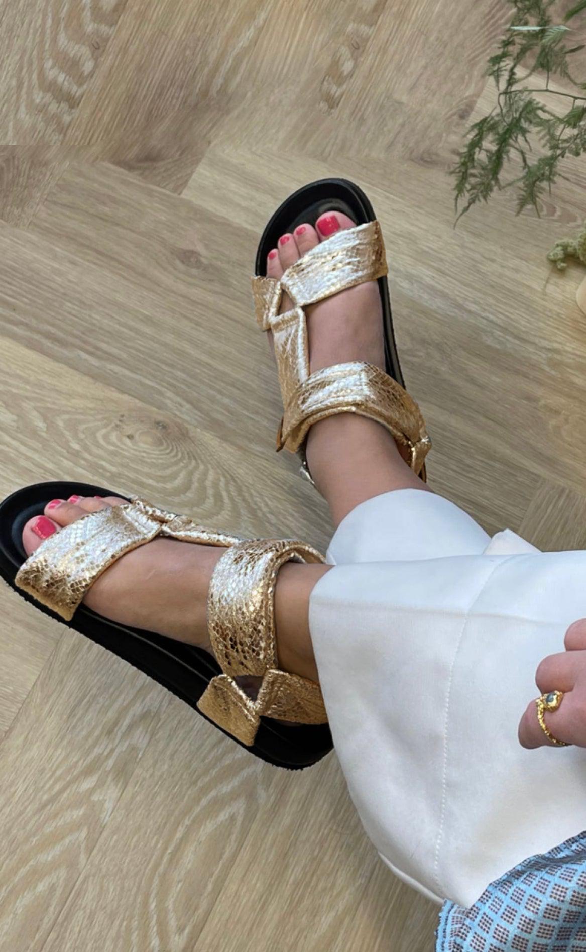 Se Copenhagen Shoes Sandaler - Carrie Moon - Gold Snake hos Fashionbystrand