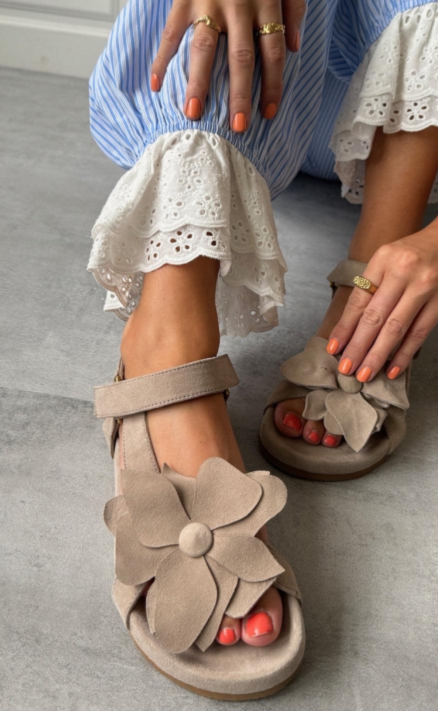 Se Copenhagen Shoes Sandaler - My Flowers - Biscuit hos Fashionbystrand