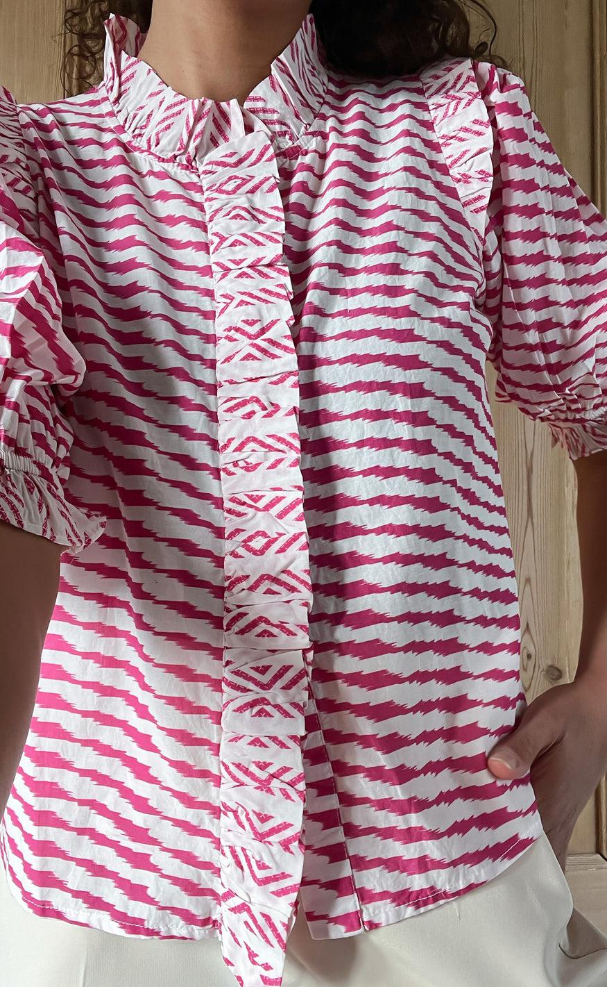 Se Neo Noir Bluse - Chacha Graphic - Pink hos Fashionbystrand