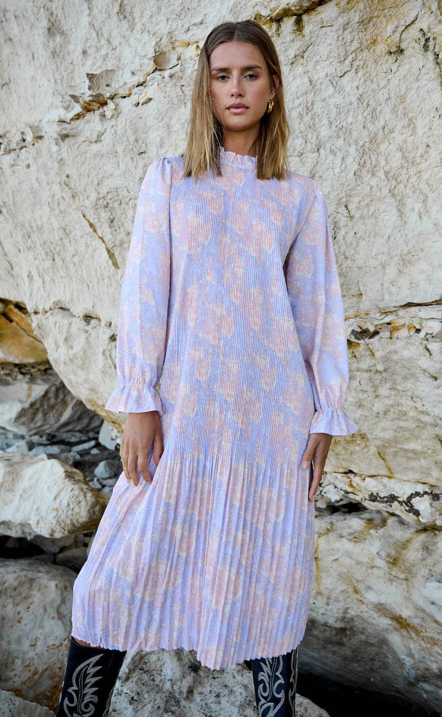 Billede af Noella Kjole - Rebecca - Lavender/Apricot Print hos Fashionbystrand