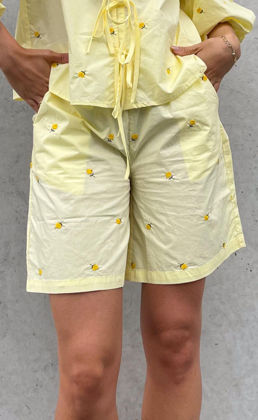 Billede af Noella Shorts - Asia - Pale Yellow W. Flower