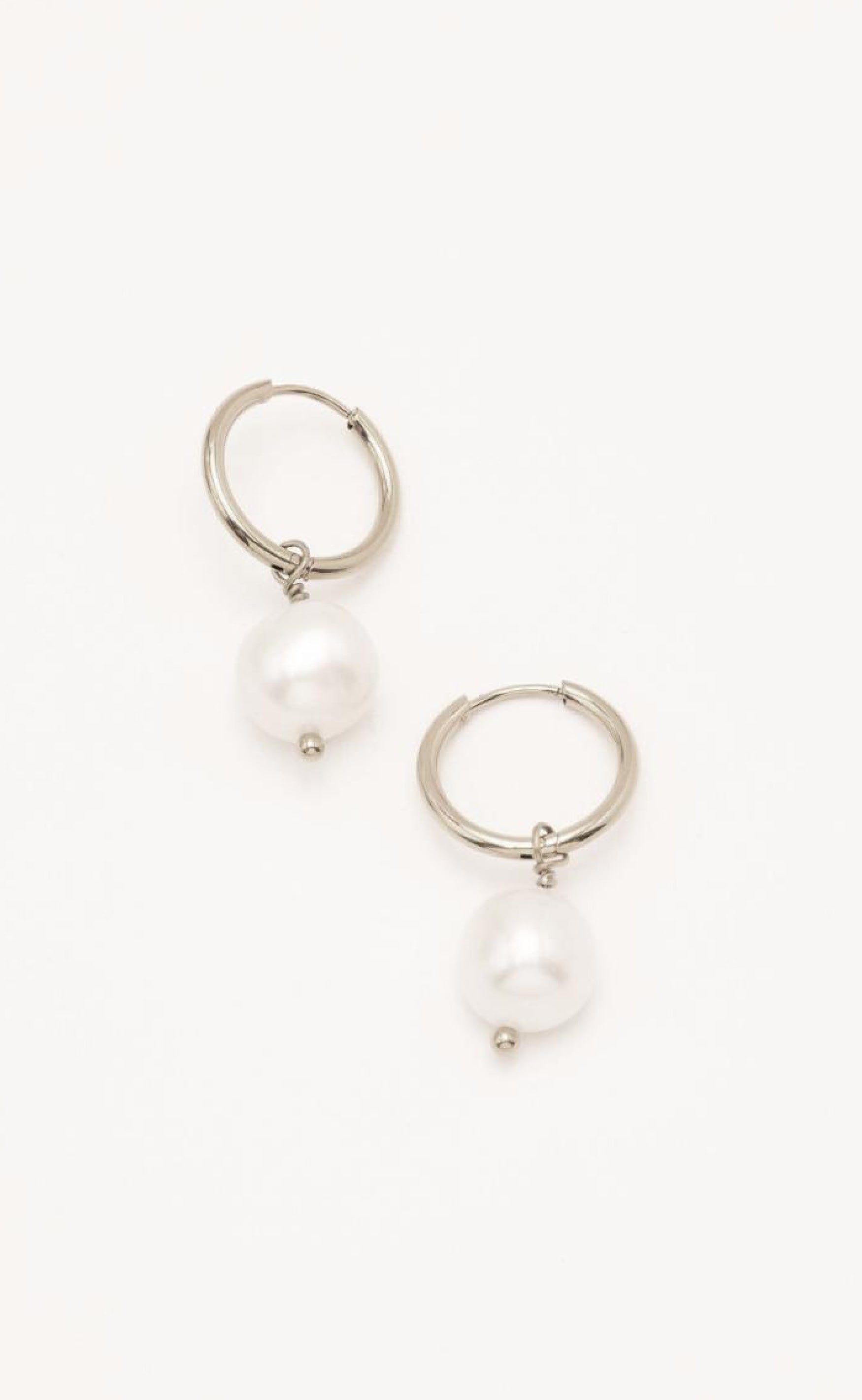 Se Smykkeli Copenhagen Øreringe - Tokyo - Silver Colour w. Freshwater Pearl hos Fashionbystrand