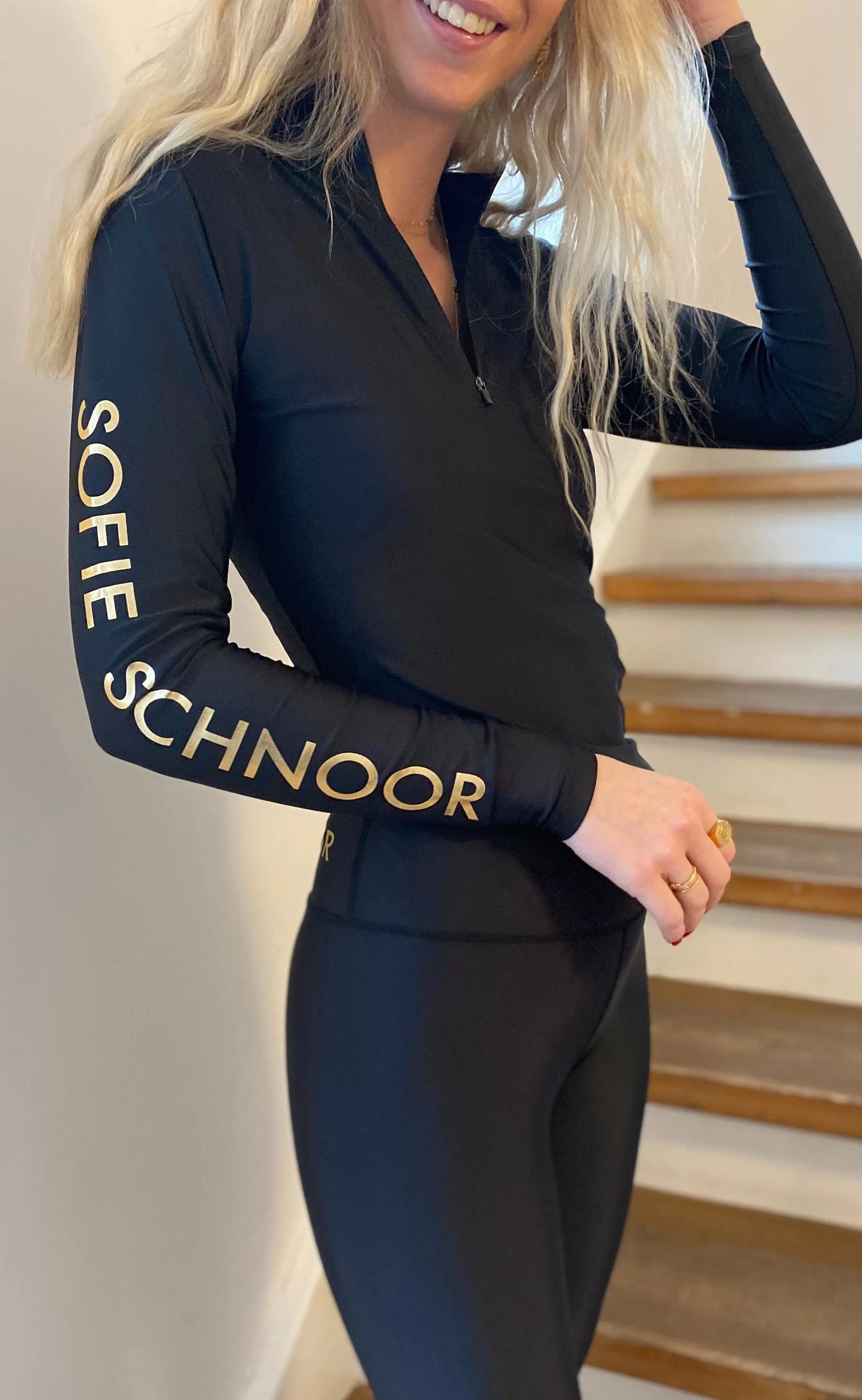Se Sofie Schnoor Bluse - SNOS244 - Black / Gold hos Fashionbystrand