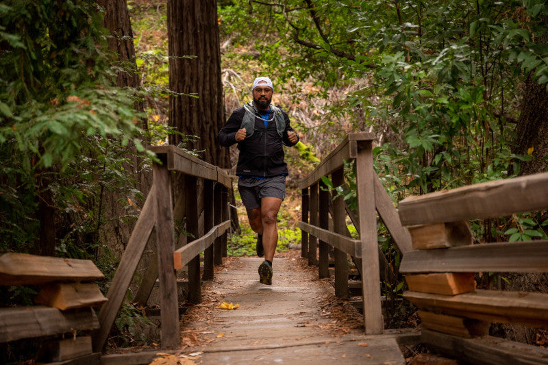 hydration-packs-man-running-on-trail-min