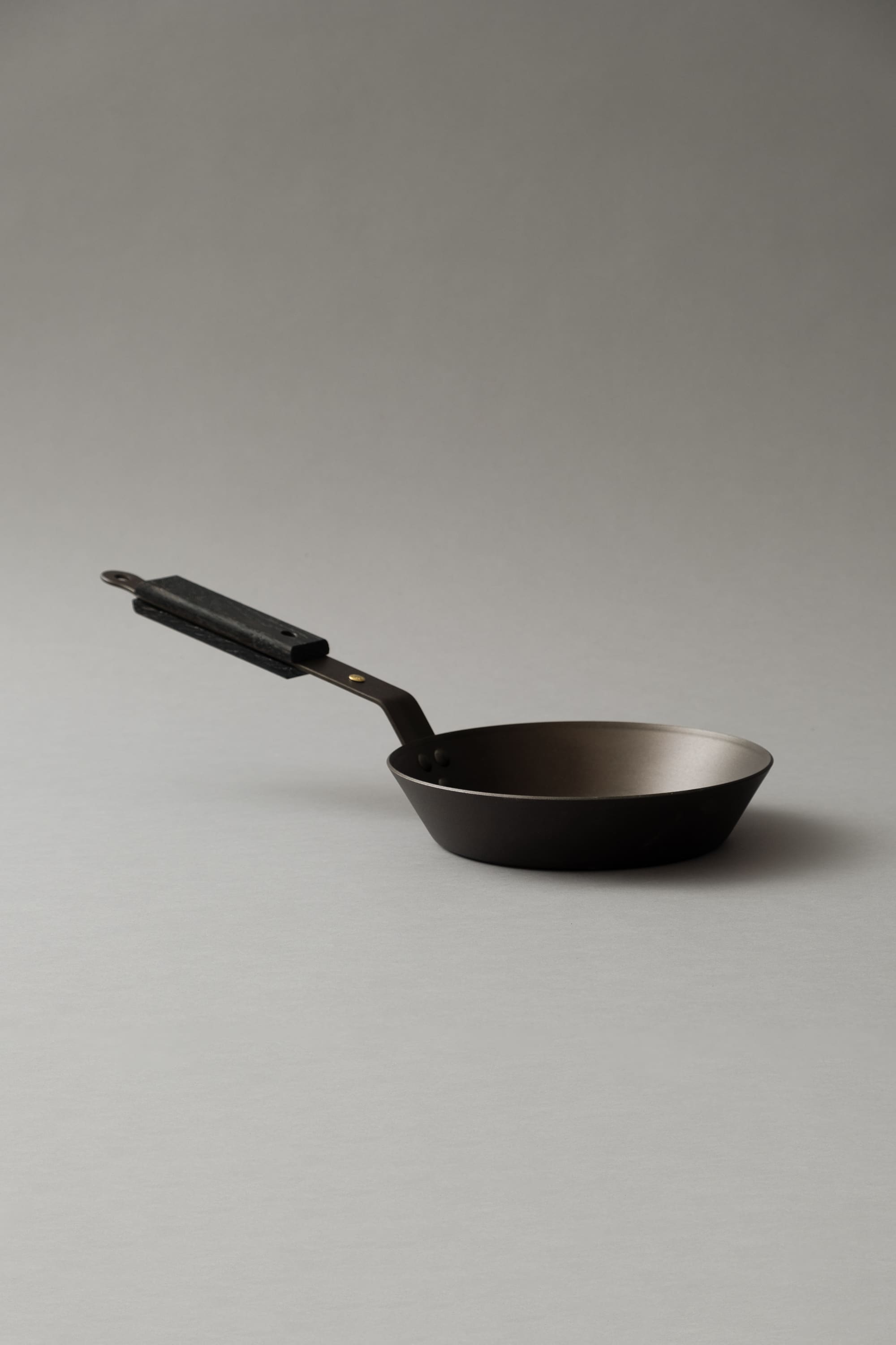 PoÃªle en Â«Â Fer noir repoussÃ©Â Â» - poignÃ©es chÃªne Ã©bonisÃ© - â 20 cm - Netherton Foundry