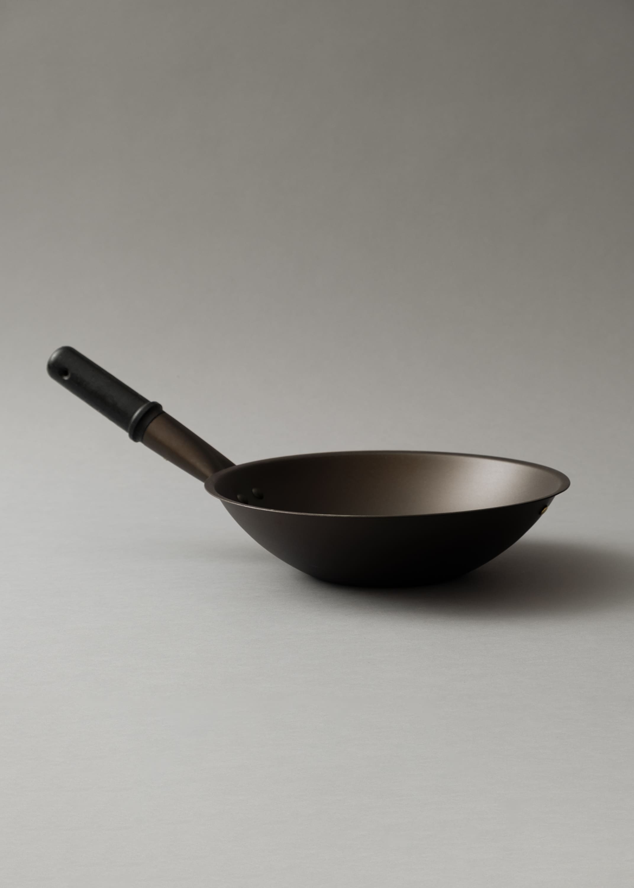 Wok en Â«Â Fer noir repoussÃ©Â Â» - poignÃ©es chÃªne Ã©bonisÃ© - â 27 cm - Netherton Foundry