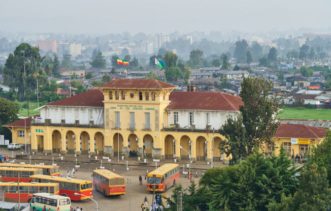 Alt: A busy bus station in Addis Ababa, Ethiopia