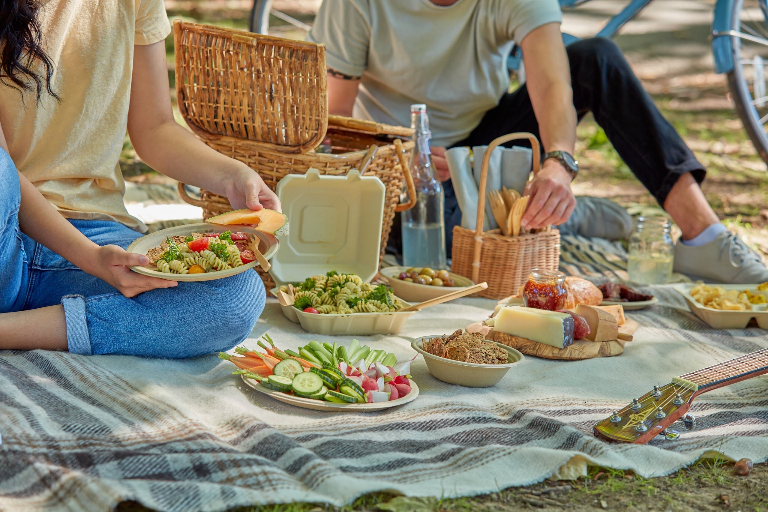 Renewable and Compostable Salad Bowls with Lids by Eco-Products® ECOEPSB32