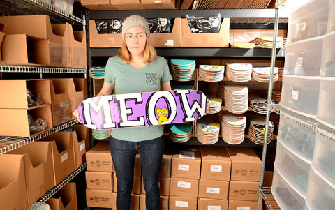 Lisa Whitaker dans les locaux de Meow skateboards.
