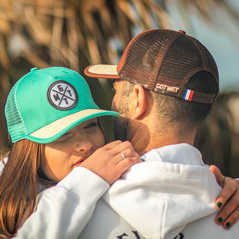 https://cdn.shopify.com/s/files/1/0612/5400/9080/files/casquette-turquoise-got-wet_4_5ff81ad5-4fe2-440c-9c90-6d3379fa7603_480x480.jpg?v=1686211423