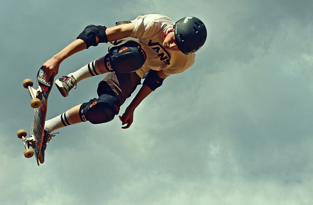 Jongen op skateboard met skateboard bescherming