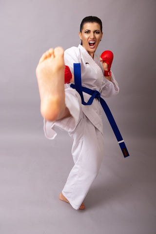 Vrouw geeft karate trap