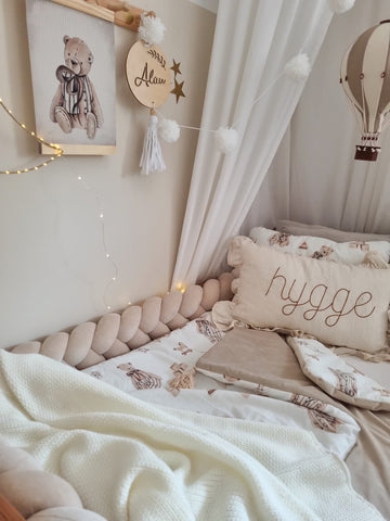 Beige toddler bed border