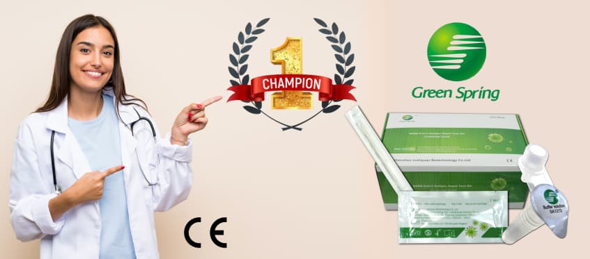 Ärztin zeigt Green Spring auf  Nr.1 Champion Logo, rechts daneben eine Verpackung von Green Spring Schnelltest mit Inhalt