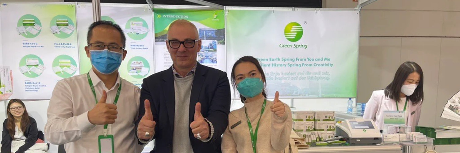 Green Spring Schnelltest Lächelnder CEO und Mitarbeiter auf Convention Zeigen den Daumen nach oben