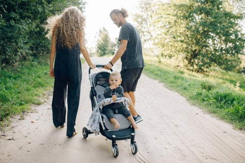 parents poussant une poussette