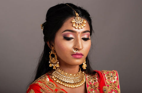 Priyanka Chopra's graphic eyeliner to Deepika Padukone's red lipstick: Best  makeup ideas for Valentine's Day | Times of India