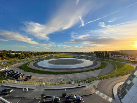 51T attend Mercedes Benz world