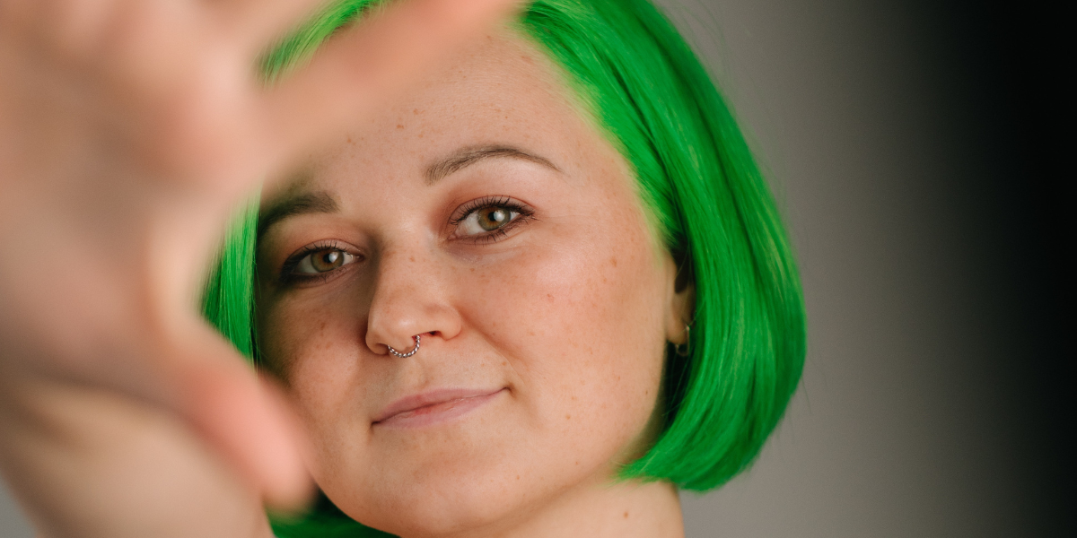 femme avec des cheveux vert
