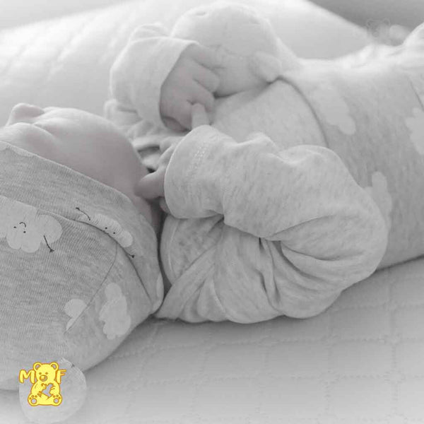 Pijamas primera puesta bebé en hospital