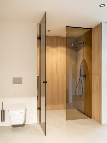 Douche en toilet in minimalistische stijl