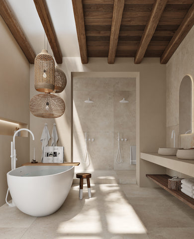 Mediterrane badkamer met bad, douches en lampen
