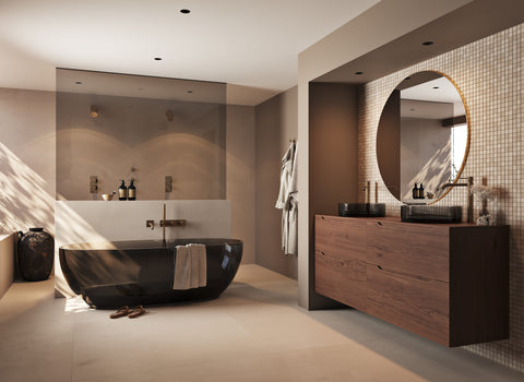 Design badkamer met transparant bad, houten meubels en mooie badkamerspiegel