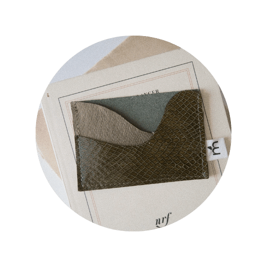 Idée de cadeau DIY : un porte carte en chutes de cuir