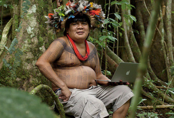indigeno amazzonia peru con computer macbook treeonfy