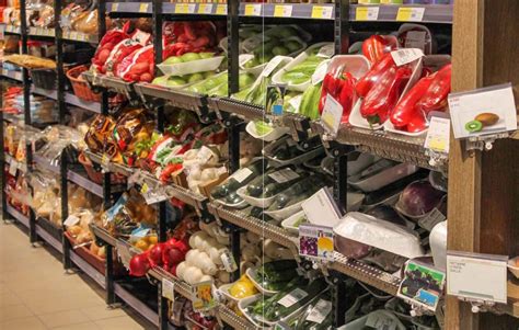 foto di un supermercato con scaffali pieni di prodotti imballati in plastica.