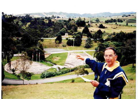 Tio Elias, giving a history & geography lesson at the battle site of the Boyaca bridge.